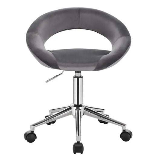 Een moderne, lichtgrijze draaistoel met zacht, gepolstert zitvlak en een glanzend, chromen frame met zwarte wieltjes. Ideaal voor kantoor- of thuiswerkplekken waar comfort en stijl belangrijk zijn.