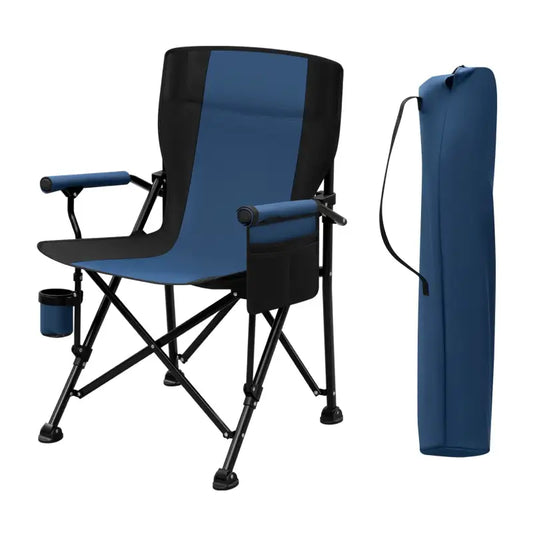 Blauwe vouwstoel met zwart frame, voorzien van armleuningen, drinkhouder en zijzak. Naast een opgevouwen, blauwe transportzak, geschikt voor kamperen en picknicken.
