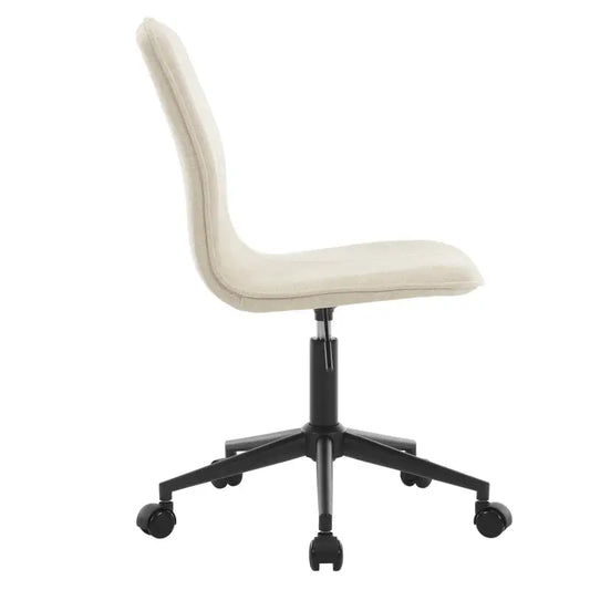 Een beige, fluweelachtige bureaustoel met een zwart metalen frame en wieltjes, geschikt voor moderne kantoor- of thuiswerkomgevingen. De zitting en rugleuning zijn comfortabel gepolst.