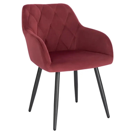 Rode fluweelstoel met diamantstiksel en zwarte metalen poten, ideaal voor moderne eetkamer of woonkamer. Luxueuze zitting met armleuningen voor comfortabel zitten.
