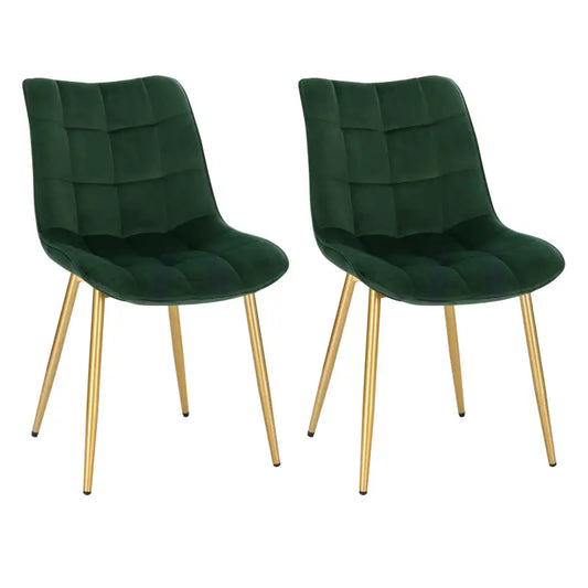 Groene fluweelstoelen met gestoffeerde, kussensachtige zitting en rugleuning, voorzien van goudkleurige metalen poten. Ideaal voor moderne eetkamer- of woonkamermeubels.
