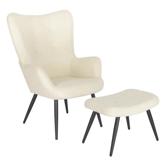 Een crèmekleurige, fluweelachtige fauteuil met zwarte, gestileerde poten, gepaard met een passend voetenbankje. Ideaal voor een moderne woonkamer of lounge-ruimte.