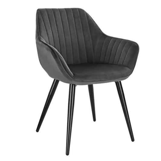 Grijs fluweelbeklede stoel met verticale rimpelingen en zwarte, dunne poten, ideaal voor moderne eetkamer- of woonkamermeubels. Stijlvolle designstoel voor comfortabele zithoeken.