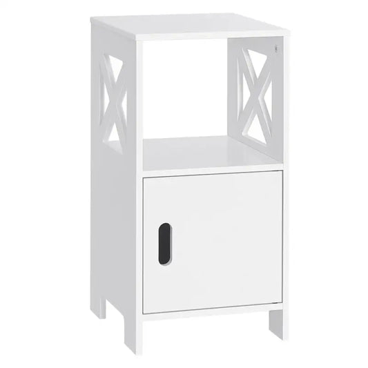 Een wit nachtkastje met een bovenste plank en een onderste deur met een zwart handvat, voorzien van decoratieve kruisvormige panelen aan de zijden, geschikt voor slaapkameropslag.