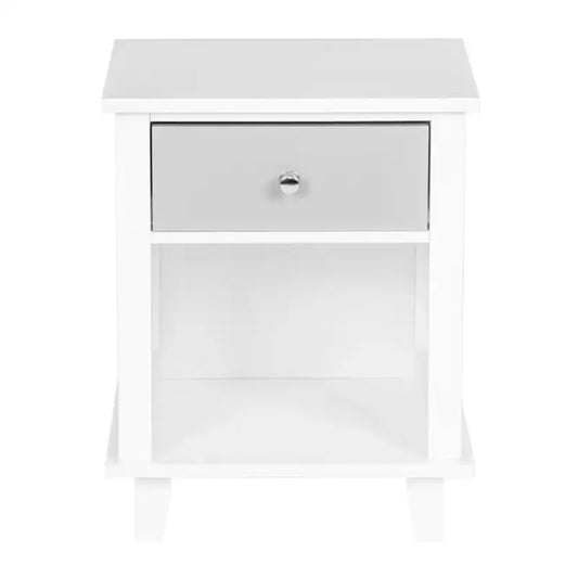 Een wit nachtkastje met een grijze lade en een zilverkleurige knop, geschikt voor slaapkameropslag. Geschikt voor moderne slaapkamers en nachtkastjes met opslag.
