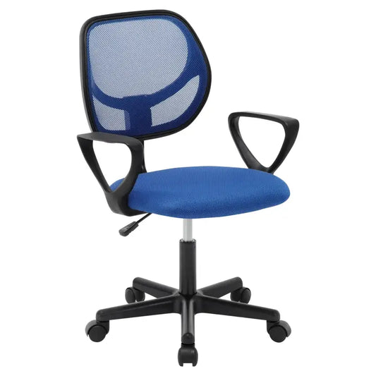 Blauwe mesh kantoorkruk met zwart frame, verstelbare armleuningen en wielen, geschikt voor comfortabele werkomgevingen. Ideaal voor thuiswerken of kantoor gebruik.