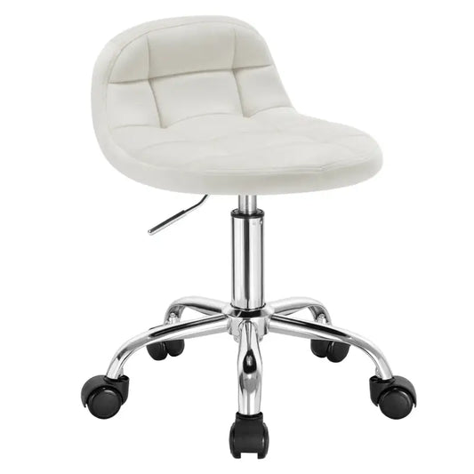 Een witte, gepolsterde draaistoel met kussens en een glanzend chromen frame, voorzien van zwarte wieltjes, geschikt voor kantoor- of beautytoepassingen.
