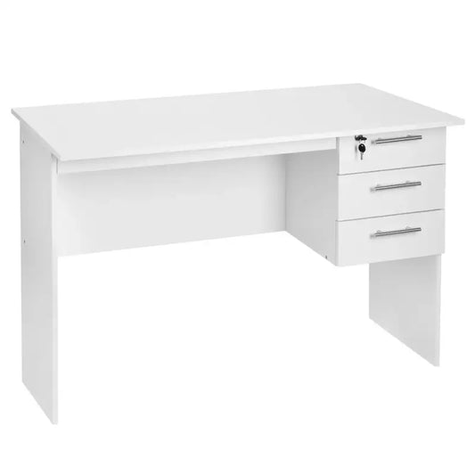 Een witte bureau met drie laden, voorzien van zilverkleurige handgrepen en een slot op de bovenste la. Geschikt voor thuiswerken of kantoorruimte met minimalistisch design.