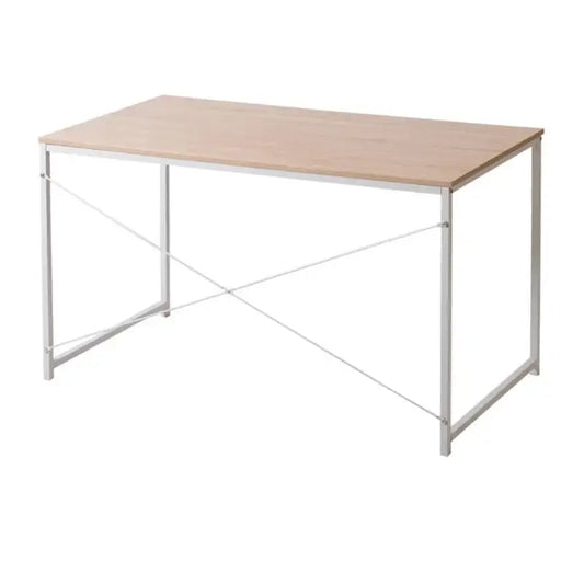 Een minimalistisch bureau met licht houten blad en witte metalen frame, voorzien van kruisvormige stabilisatie. Ideaal voor thuiswerken of kantoorruimte.