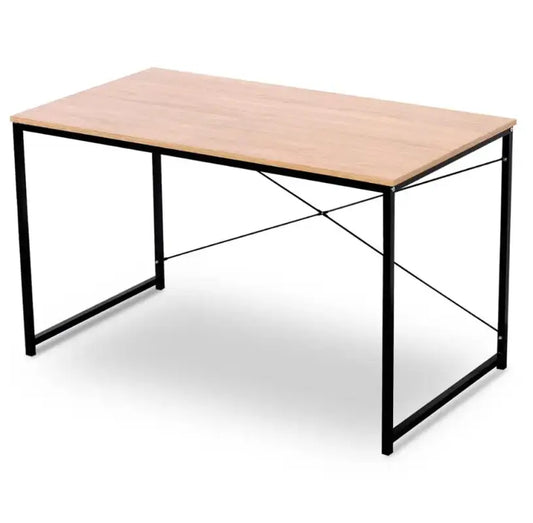 Een minimalistisch bureau met licht houten blad en wit metalen frame, voorzien van kruisvormige stabilisatie. Ideaal voor thuiswerken of kantoorruimte met moderne, functionele stijl.