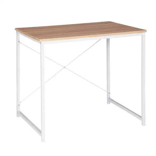Een minimalistisch bureau met een lichtbruine houten blad en witte metalen poten met kruisbeugels. Geschikt voor thuiswerken of studie, met een moderne, functionele uitstraling.