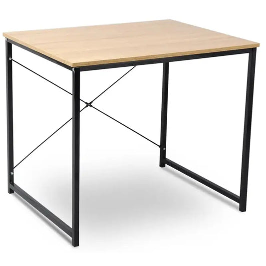 Een minimalistisch bureau met een lichtbruine houten blad en witte metalen poten, voorzien van kruissteunen voor extra stabiliteit. Ideaal voor thuiswerken of als kantoorwerkplek.
