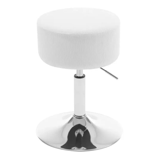 Een witte, ronde verhoogbare stoel met gestoffeerde zitting en glanzende metalen poten, voorzien van een verstelbare hendel. Ideaal voor keuken of badkamer gebruik.