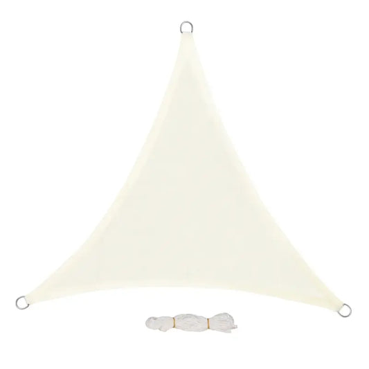 Een crèmekleurige driehoekige zonnescherm met metalen ophangingen en een witte koordset, speciaal ontworpen voor tuin- en terrasbescherming tegen zonlicht.