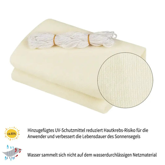 Een crèmekleurige driehoekige zonnescherm met metalen ophangingen en een witte koordset, speciaal ontworpen voor tuin- en terrasbescherming tegen zonlicht.