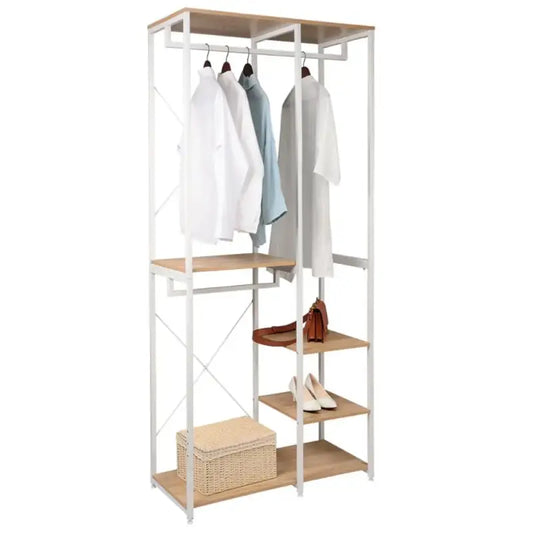 Een witte, open kledingkast met houten planken en een bovenste kledingstang, gevuld met witte en blauwe kledingstukken, een bruine handtas, witte schoenen en een rieten mand. Ideaal voor kleine ruimtes en minimalistische interieurs.