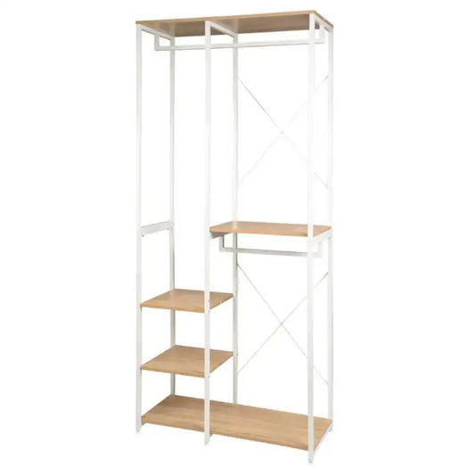 Een witte kledingkast met houten planken en een bovenste kap, voorzien van hangers met witte en blauwe kledingstukken, een bruine handtas, witte schoenen en een rieten mand. Ideaal voor kleine ruimtes en minimalistische interieurs.