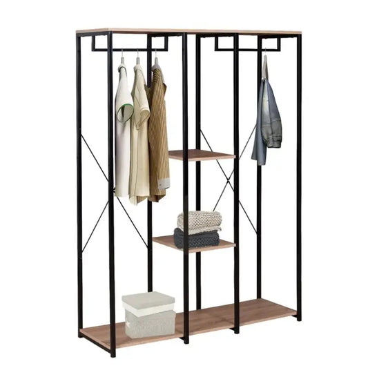 Een zwart metalen kledingkast met houten planken, waarop jassen hangen en gebreide kleding ligt. Ideaal voor kleine ruimtes en moderne interieurs.