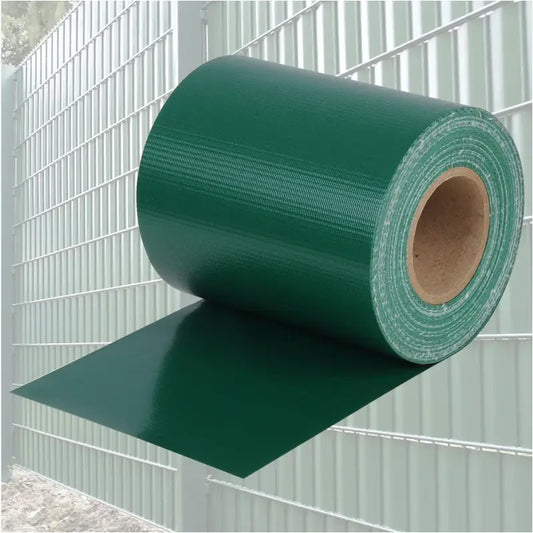 Groene, textuurrijke rollenfolie met kartonnen kern, klaar voor gebruik als tuin- of tuinomheiningbekleding. Geschikt voor buiten, met zichtbare vouwlijnen en gladde oppervlakte.