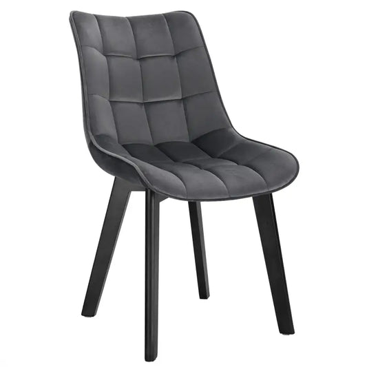 Grijs fluweelbekledde eetkamerstoel met gestoffeerde, kussensachtige zitting en rugleuning, ondersteund door vier zwarte metalen poten. Ideaal voor moderne interieurs en eetkamers.