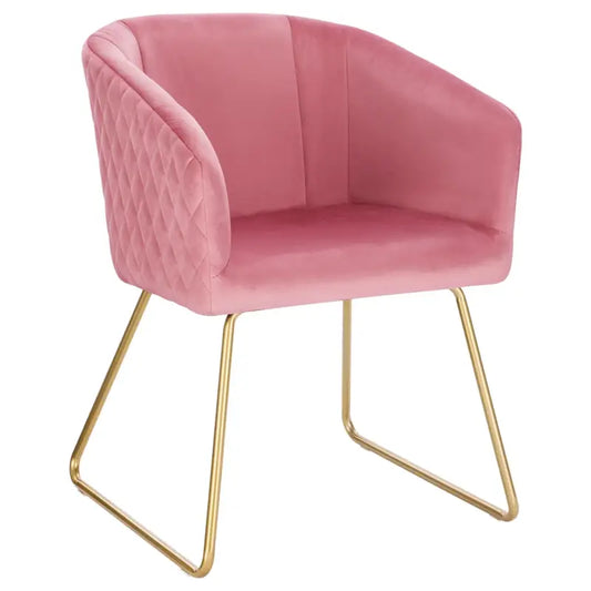 Een roze fluweelstoel met gestikte armleuningen en goudkleurige metalen poten, ideaal voor een moderne woonkamer of als stijlvolle zithoek in een slaapkamer.