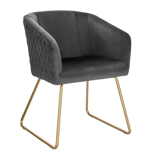Een roze fluweelstoel met diamantstiksel en goudkleurige metalen poten, ideaal voor een moderne woonkamer of als stijlvolle decoratie in een lounge. Perfect voor een trendy interieur met een vrouwelijke touch.