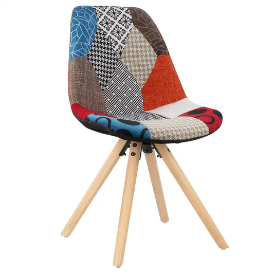 Een kleurrijke patchwork stoel met diverse stoffen in geometrische patronen, ondersteund door lichte houten poten, geschikt voor moderne woon- of eetkamermeubilair.