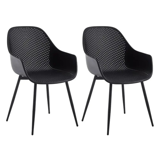 Zwarte, moderne tuinstoelen met gatenpatroon en gestileerde poten, geschikt voor buiten. Perfect voor terras of tuin gebruik, stijlvol en comfortabel.