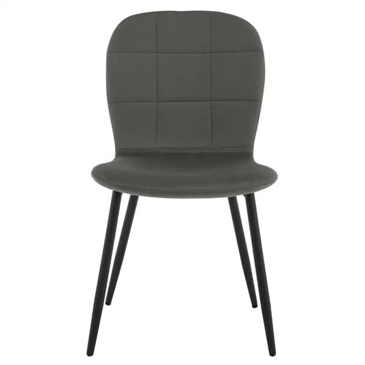 Grijze, gestoffeerde eetkamerstoelen met vierkante quilting en zwarte metalen poten, geschikt voor moderne interieurs. Set van vier, ideaal voor eetkamer of woonkamer.