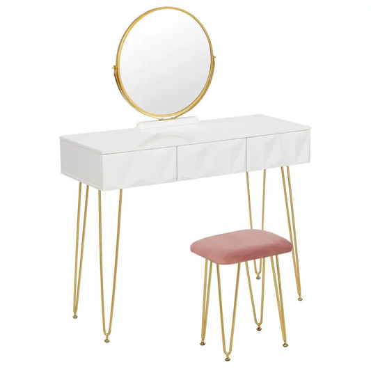 Een witte make-up tafel met gouden poten en een ronde spiegel, bijgeleverd met een roze fluweelstoel. Ideaal voor een moderne slaapkamer of make-up ruimte.
