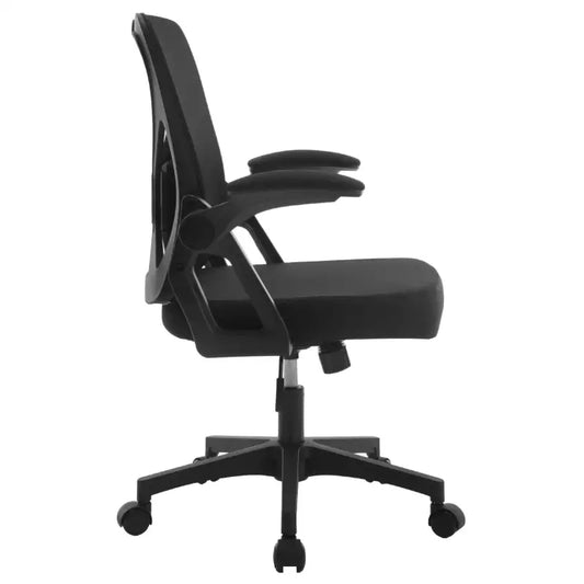 Zwarte ergonomische kantoorkruk met mesh rugleuning en verstelbare armleuningen, geschikt voor langdurig werken. Voorzien van wieltjes voor gemakkelijke beweging in kantoor- of thuiswerkomgeving.