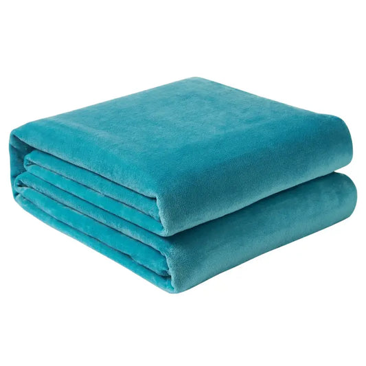 Een zacht, turkoois fleece dekbed, opgevouwen in een nette stapel, met een fluweelachtige textuur. Perfect voor comfortabele slaap en warmte in de woonkamer of slaapkamer.