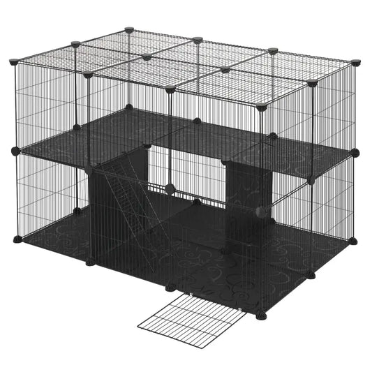 Zwart metalen dierenkooi met meerdere verdiepingen, inclusief trap en decoratieve vloerbedekking. Ideaal voor honden of katten, geschikt voor binnen- en buitengebruik.