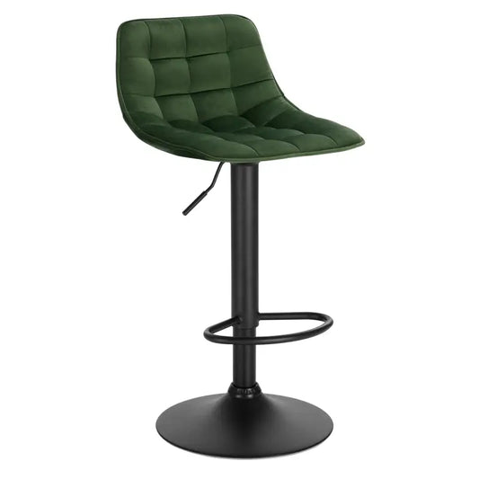 Groene, gestoffeerde barstoel met kussens en zwarte metalen poten, geschikt voor moderne keukens of bars. Met verstelbare hoogte en stabiliteit voor comfortabel gebruik.