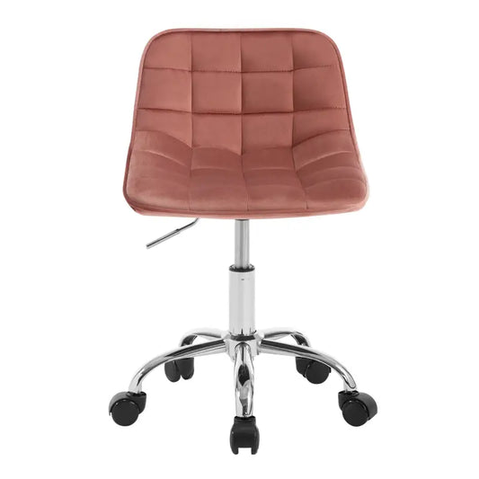 Een roze fluweelzitstuk met kussens en een glanzende metalen basis met wieltjes. Ideaal voor een moderne werkplek of kantoorstoel met comfort en stijl.