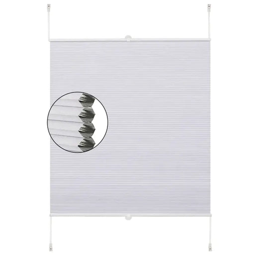 Zachte, witte zonwering met zwarte hexagonale details, geïnstalleerd in een moderne slaapkamer. Geschikt voor privacy en lichtregeling in woonruimtes.