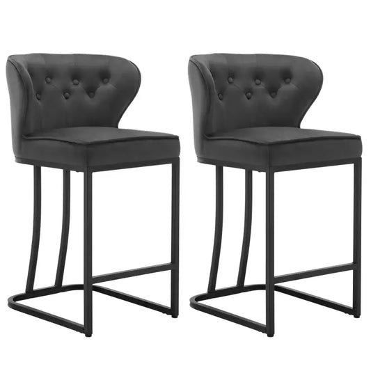 Zwart, gepolsterd barstoel met tuin- en knopdetails en een stijlvolle metalen frame. Ideaal voor moderne keukens of barzones waar comfort en design combineren.