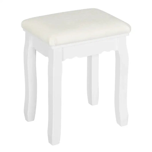 Een witte houten kruk met een crèmekleurige, gestoffeerde zitting en elegante, gedraaide poten. Geschikt voor badkamer of toilet, met klassieke vormgeving en comfortabele zitting.