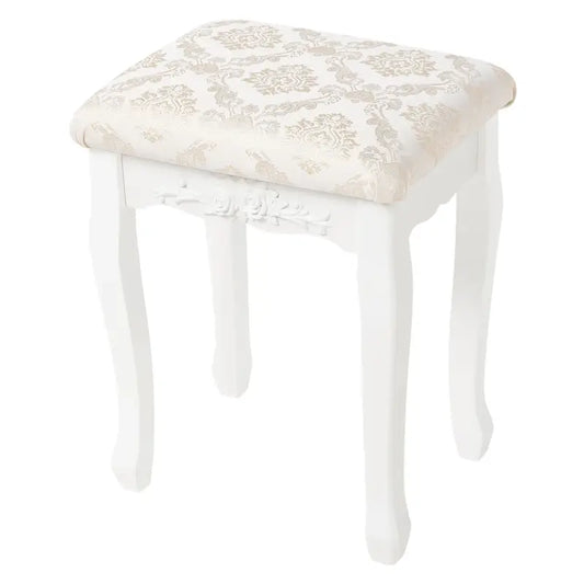 Een witte, klassieke kruk met een fluweelachtig zitvlak in crèmekleur met goudkleurige bloemenpatronen. Perfect voor een elegante make-up of schoenenstijl in een slaapkamer of badkamer.