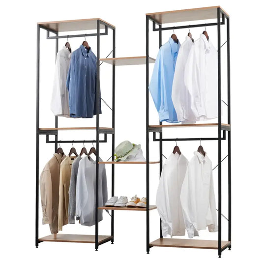 Een moderne, zwart metalen kledingkast met houten planken, gevuld met witte, blauwe en beige kledingstukken, een strohoed en sneakers, ideaal voor minimalistische kledingopslag in een woonkamer of slaapkamer.