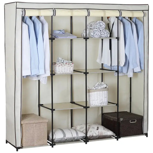 Eenvoudige vouwkluis met beige stof en zwarte metalen frame, gevuld met kleding, gestapelde handdoeken en witte manden. Ideaal voor kleine kamers of als opbergruimte in slaapkamers.