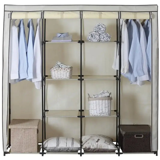 Eenvoudige kledingkast in crèmekleur met zwart metalen frame, gevuld met opgehangen kleding, gestapelde handdoeken en witte manden. Ideaal voor kleine kamers of als opbergruimte in slaapkamers.