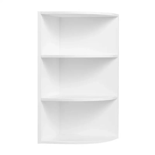 Een wit hoekboekenkastje met drie planken, gevuld met boeken en decoratieve items zoals een fotolijst en een wit konijntje. Ideaal voor kleine ruimtes en als opbergoplossing in de woonkamer of slaapkamer.