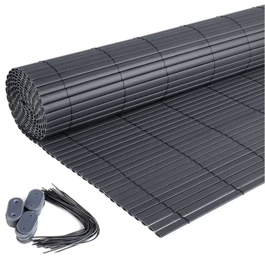 Zwarte bamboe rollen voor tuin en terras, met inclusief montageaccessoires. Geschikt voor privacy en decoratie in buitenruimtes.