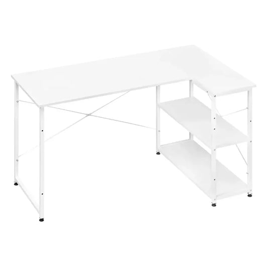 Een wit, L-vormig bureau met glanzende blad en metalen frame, voorzien van twee opbergrekken en zwarte wieltjes, ideaal voor thuiswerk of studie. Perfect voor een moderne, minimalistische kantoor- of studieomgeving.