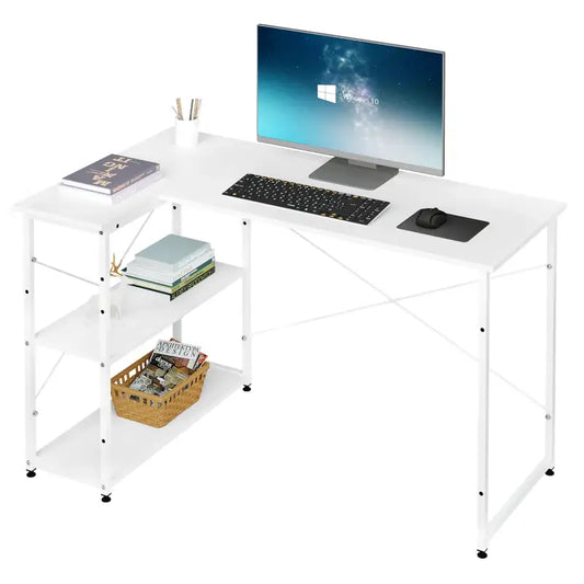Een wit, L-vormig bureau met glanzende bladoppervlak en metalen frame, voorzien van twee opbergrekken en zwarte wieltjes, ideaal voor thuiswerken of studie.