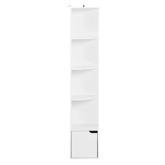 Wit hoekmeubel met vier planken en een lade, uitgerust met een fotolijst, een decoratief object en boeken. Ideaal voor kleine ruimtes en hoeken, perfect voor woon- of kantoordecoratie.