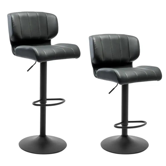 Zwarte, gepolsterde barstoelen met gestoffeerde zitting en rugleuning, voorzien van een verstelbare hoge steel en stabiliserende voet. Ideaal voor moderne keukens of bars met een stijlvolle, comfortabele zit.