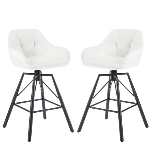 Witte, gepolsterde barstoelen met zwart metalen frame, geschikt voor moderne keukens of bars. Comfortabele zitvlakken met stijlvolle, gestikte details voor dagelijks gebruik.