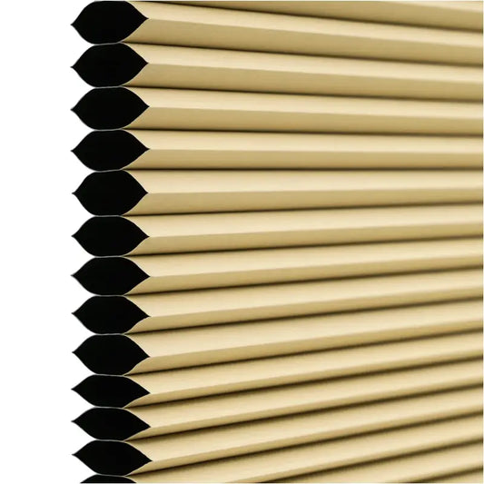 Lichtbeige plekblinds met zichtbare metalen profielen en witte montagebeugels, geschikt voor zonbescherming in woon- en kantoorruimtes. Detailopname toont de textuur en montageconstructie.